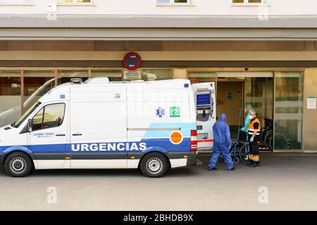 GRANADA SPANIEN 23. APRIL 2020. Krankenwagen an der Tür des Krankenhauses Notdienst. Stockfoto