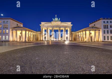 Panorama des berühmten beleuchteten Brandenburger Tors in Berlin bei Nacht ohne Menschen Stockfoto