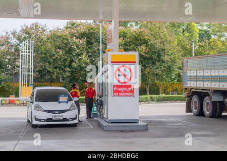 Das kleine Auto parkt am Öldispener mit Rauchverbotsschild der Shell-Tankstelle in Hua hin, Thailand 10. September 2016 Stockfoto