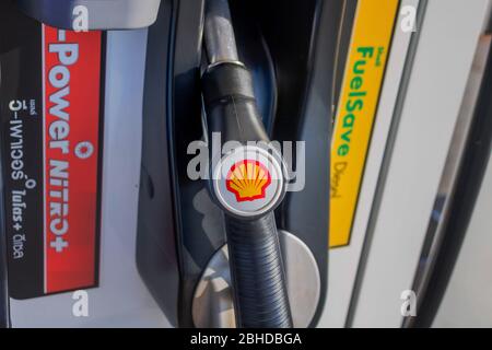 Der Black V-Power Nitro plus Ölspender der Shell-Tankstelle aus nächster Nähe in Bangkok, Thailand 3. Oktober 2016 Stockfoto