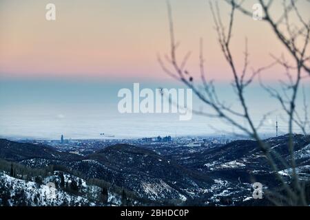 Foggy Almaty Stadt Blick von den Bergen im Winter in Kasachstan und Zentralasien Stockfoto