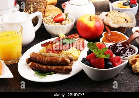 Das Frühstück wird mit Kaffee, Orangensaft, Croissants, Müsli und Obst serviert. Ausgewogene Ernährung. Kontinentales Frühstück mit Müsli Stockfoto