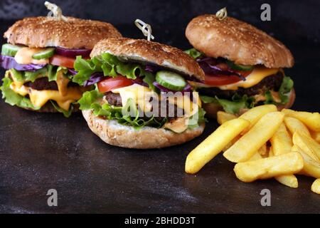 Leckere frische Fleisch Burger mit Salat und Käse und pommes frites. Hausgemachter angus Burger mit Salat. Stockfoto