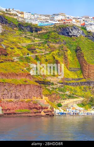 Fira oder Thira, Griechenland Panoramablick auf Santorini Insel mit weißen Häusern auf hohen vulkanischen Felsen, Eselpfad, Seilbahn alten Hafen Stockfoto