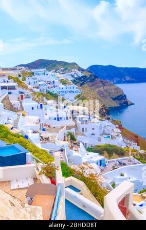 Insel Santorini, Griechenland, weiße Häuser mit Blick auf das blaue Meer in Oia Stockfoto