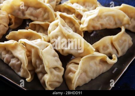 Gyoza oder Knödel Snack mit Sojasauce, selektiver Fokus, kopieren. Stockfoto