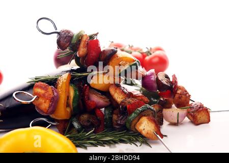 Gegrilltes Schweinefleisch oder Shish Kebab am Spieß mit Gemüse. Essen Hintergrund schaschlik oder hähnchenspieße Stockfoto