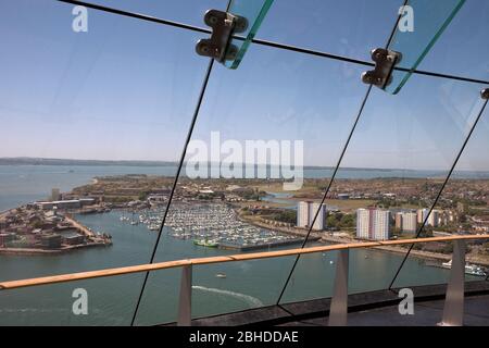 Solent, Haslar Marina, Fort Blockhouse, Gosport und der Hafeneingang von der Aussichtsplattform, Spinnaker Tower, Gunwharf Quays, Portsmouth, Großbritannien Stockfoto