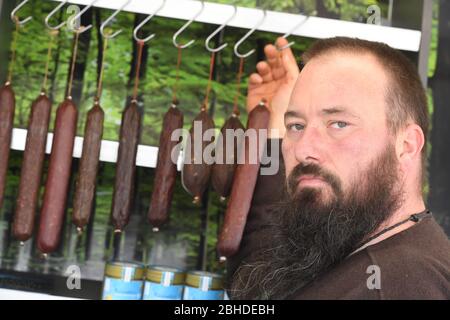 Greifswald, Deutschland. April 2020. Torsten klar, Leiter der Firma Wildbet MV KG, verkauft Wildfleisch auf dem Greifswalder Wochenmarkt. Die Spielhändler kaufen bundesweit kaum etwas. Entweder sind ihre Kühlhäuser voll oder es fehlt ihnen das Geld, um die Jäger für das Spiel zu bezahlen. Restaurants waren bisher die Hauptkunden der Game Traders. (Zu dpa 'Jäger können sich nicht loswerden - Restaurants waren die Hauptkunden') Quelle: Stefan Sauer/dpa-Zentralbild/dpa/Alamy Live News Stockfoto