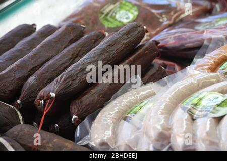 Greifswald, Deutschland. April 2020. Wildsalami ist in einem Verkaufswagen am Greifswalder Wochenmarkt. Die Spielhändler kaufen bundesweit kaum etwas. Entweder sind ihre Kühlhäuser voll oder es fehlt ihnen das Geld, um die Jäger für das Spiel zu bezahlen. Restaurants waren bisher die Hauptkunden der Game Traders. (To dpa 'Jäger können sich nicht loswerden - Restaurants waren Hauptkunden') Quelle: Stefan Sauer/dpa-Zentralbild/dpa/Alamy Live News Stockfoto