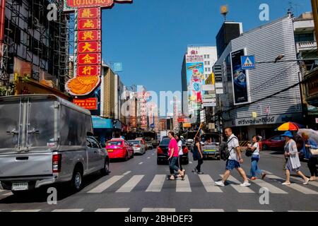 Die Thailänder gehen über die Stau Straße von Yaowarach Chinatown in Bangkok, Thailand 31. Januar 2019 Stockfoto