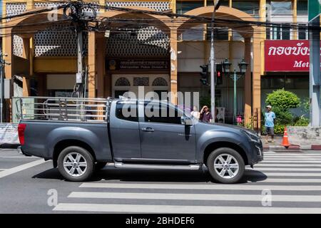 Der Alte Mann läuft über die Stau Straße von Yaowarach Chinatown in Bangkok, Thailand 31. Januar 2019 Stockfoto