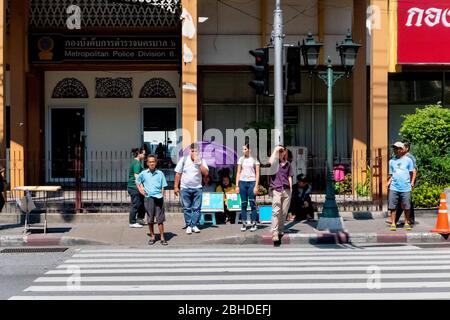 Die Thailänder gehen über die Stau Straße von Yaowarach Chinatown in Bangkok, Thailand 31. Januar 2019 Stockfoto