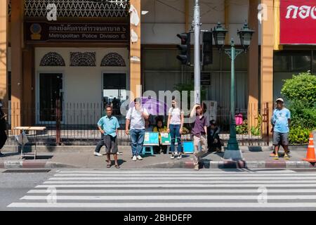 Die Thailänder gehen über die Stau Straße von Yaowarach Chinatown in Bangkok, Thailand 31. Januar 2019 Stockfoto