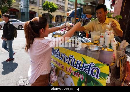 Die Thailänderin kauft den Straßeneiskörnverkäufer mit orientalischem Kokosnussgeschmack in der Chinatown-Gegend von Bangkok, Thailand 31. Januar 2019 Stockfoto