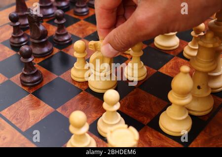 Nahaufnahme eines Mannes, der Schach spielt Stockfoto