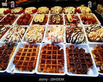 Eine große Auswahl an Waffeln in Brüssel, Belgien Stockfoto