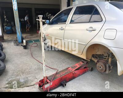 Foto eines alten Parks in der Garage warten auf einen neuen Reifen in der lokalen Garage von Thailand Landschaft. Pranburi, Thailand 15. Januar 2019 Stockfoto