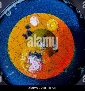 Bunte Rostmalerei auf einer erodierten Metalloberfläche Stockfoto