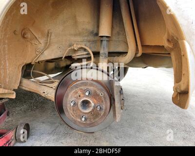 Foto eines alten Parks in der Garage warten auf einen neuen Reifen in der lokalen Garage von Thailand Landschaft. Pranburi, Thailand 15. Januar 2019 Stockfoto