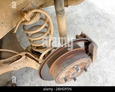 Foto eines alten Parks in der Garage warten auf einen neuen Reifen in der lokalen Garage von Thailand Landschaft. Pranburi, Thailand 15. Januar 2019 Stockfoto