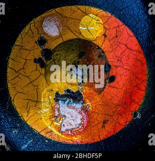 Bunte Rostmalerei auf einer erodierten Metalloberfläche Stockfoto