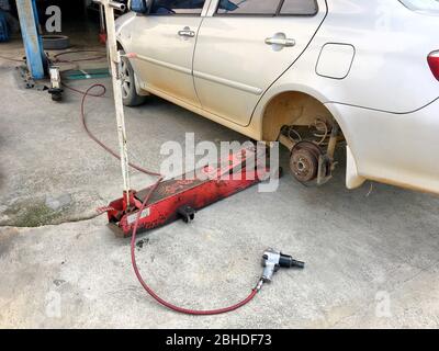 Foto eines alten Parks in der Garage warten auf einen neuen Reifen in der lokalen Garage von Thailand Landschaft. Pranburi, Thailand 15. Januar 2019 Stockfoto