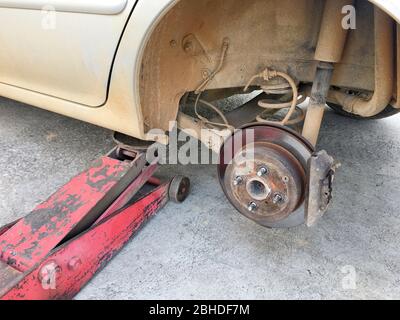 Foto eines alten Parks in der Garage warten auf einen neuen Reifen in der lokalen Garage von Thailand Landschaft. Pranburi, Thailand 15. Januar 2019 Stockfoto