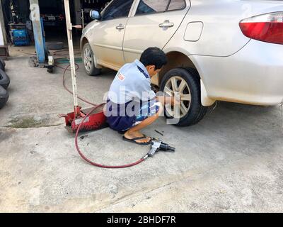 Foto eines alten Parks in der Garage warten auf einen neuen Reifen in der lokalen Garage von Thailand Landschaft. Pranburi, Thailand 15. Januar 2019 Stockfoto