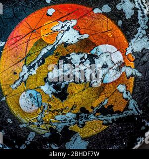 Bunte Rostmalerei auf einer erodierten Metalloberfläche Stockfoto