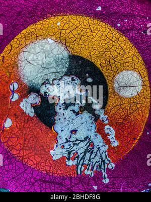 Bunte Rostmalerei auf einer erodierten Metalloberfläche Stockfoto