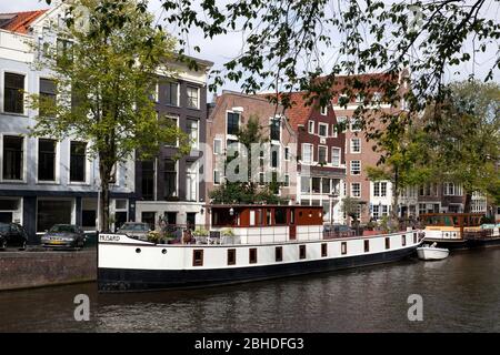 Musard , ein Vintage-Hausboot, das an der Prinsengracht festgemacht ist, in der Nähe des Hausbootmuseums in Amsterdam Stockfoto