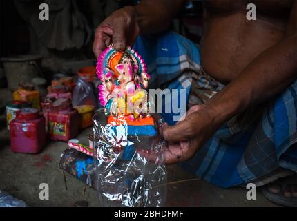 Kalkutta, Indien. April 2020. Paritosh Chandra Pal beschäftigt in seiner Werkstatt während der Sperrzeit wegen Covid 19. (Foto von Sudipta das/Pacific Press) Quelle: Pacific Press Agency/Alamy Live News Stockfoto