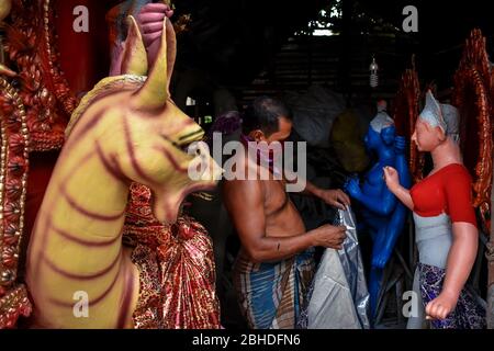 Kalkutta, Indien. April 2020. Paritosh Chandra Pal beschäftigt in seiner Werkstatt während der Sperrzeit wegen Covid 19. (Foto von Sudipta das/Pacific Press) Quelle: Pacific Press Agency/Alamy Live News Stockfoto