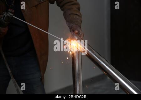 Bauarbeiter, die im Industriebereich an Stahl arbeiten Stockfoto