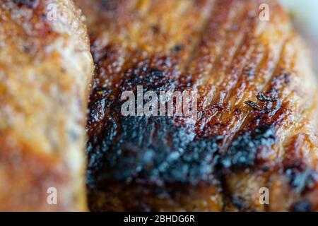 Makro auf einem saftigen, köstlichen Rindersteak in einer Pfanne gekocht Stockfoto