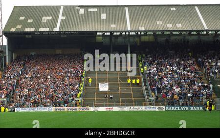 Der letzte Tag für die geteilten Fans am South Bank im Molineux-Fußballstadion Wolverhampton am 1. Mai 1993 für das Spiel zwischen Wolverhampton Wanders und Millwall. Bild von DAVID BAGNALL Stockfoto