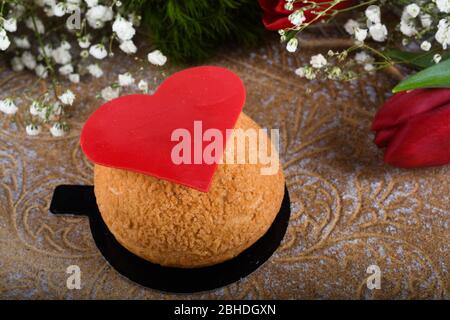 Farbenfrohe Chou-Backwaren, Chou a la creme-Dessert. Ideal für Muttertag, Valentinstag, Frauentag, Happy Birthday Konzept. Stockfoto