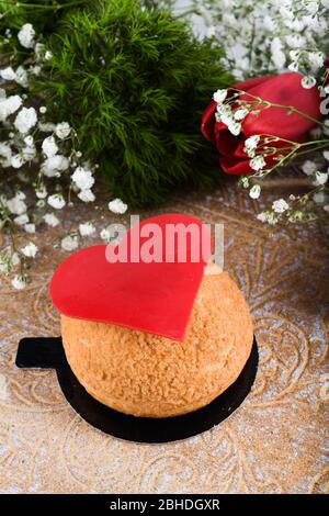 Farbenfrohe Chou-Backwaren, Chou a la creme-Dessert. Ideal für Muttertag, Valentinstag, Frauentag, Happy Birthday Konzept. Stockfoto