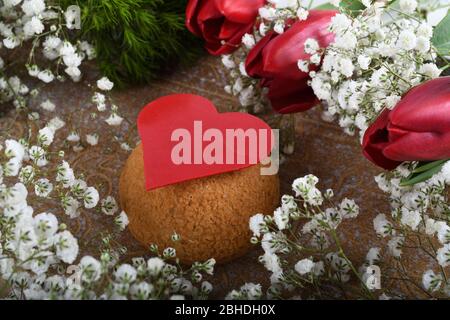 Farbenfrohe Chou-Backwaren, Chou a la creme-Dessert. Ideal für Muttertag, Valentinstag, Frauentag, Happy Birthday Konzept. Stockfoto