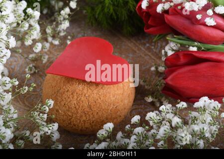 Farbenfrohe Chou-Backwaren, Chou a la creme-Dessert. Ideal für Muttertag, Valentinstag, Frauentag, Happy Birthday Konzept. Stockfoto