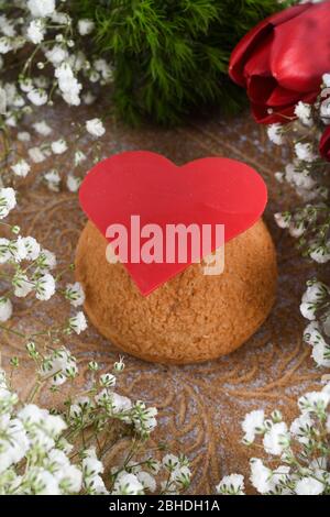 Farbenfrohe Chou-Backwaren, Chou a la creme-Dessert. Ideal für Muttertag, Valentinstag, Frauentag, Happy Birthday Konzept. Stockfoto