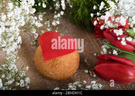 Farbenfrohe Chou-Backwaren, Chou a la creme-Dessert. Ideal für Muttertag, Valentinstag, Frauentag, Happy Birthday Konzept. Stockfoto