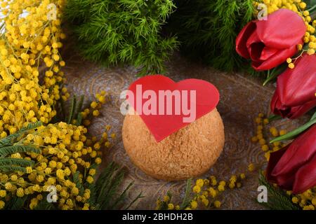 Farbenfrohe Chou-Backwaren, Chou a la creme-Dessert. Ideal für Muttertag, Valentinstag, Frauentag, Happy Birthday Konzept. Stockfoto