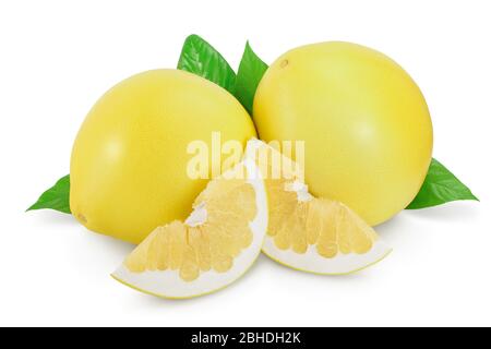 pomelo mit Scheiben und Blatt isoliert auf weißem Hintergrund mit Clipping-Pfad und volle Schärfentiefe. Stockfoto