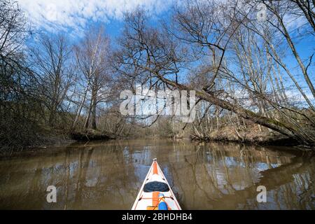 Kajakfahren auf dem Pikkalanjoki Fluss, Siuntio, Finnland Stockfoto