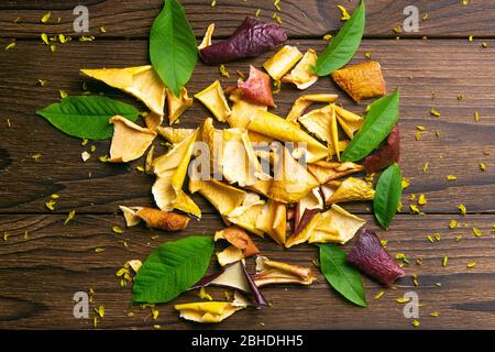 Schöne getrocknete Äpfel auf dunklem Holzhintergrund. Von oben Stockfoto