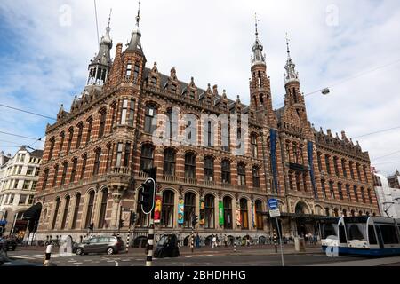 Weitwinkelansicht von Magna Plaza: Das ehemalige Hauptpostamt von Amsterdam, Nieuwezijds Voorburgwal 182, Amsterdam, Niederlande Stockfoto