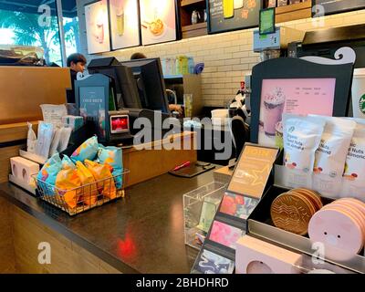 Die Nüsse und Pudding-Container von Starbuck auf der Theke neben Tips Box in Bleport Einkaufszentrum Filiale Hua hin, Thailand 5. März 2019 Stockfoto