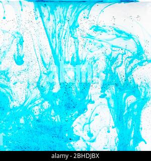 Luftblasen auf der Glasoberfläche der flachen Flasche und aquamarinfarbener Aquarelle, die sich im Wasser auf dem Hintergrund auflösen Stockfoto